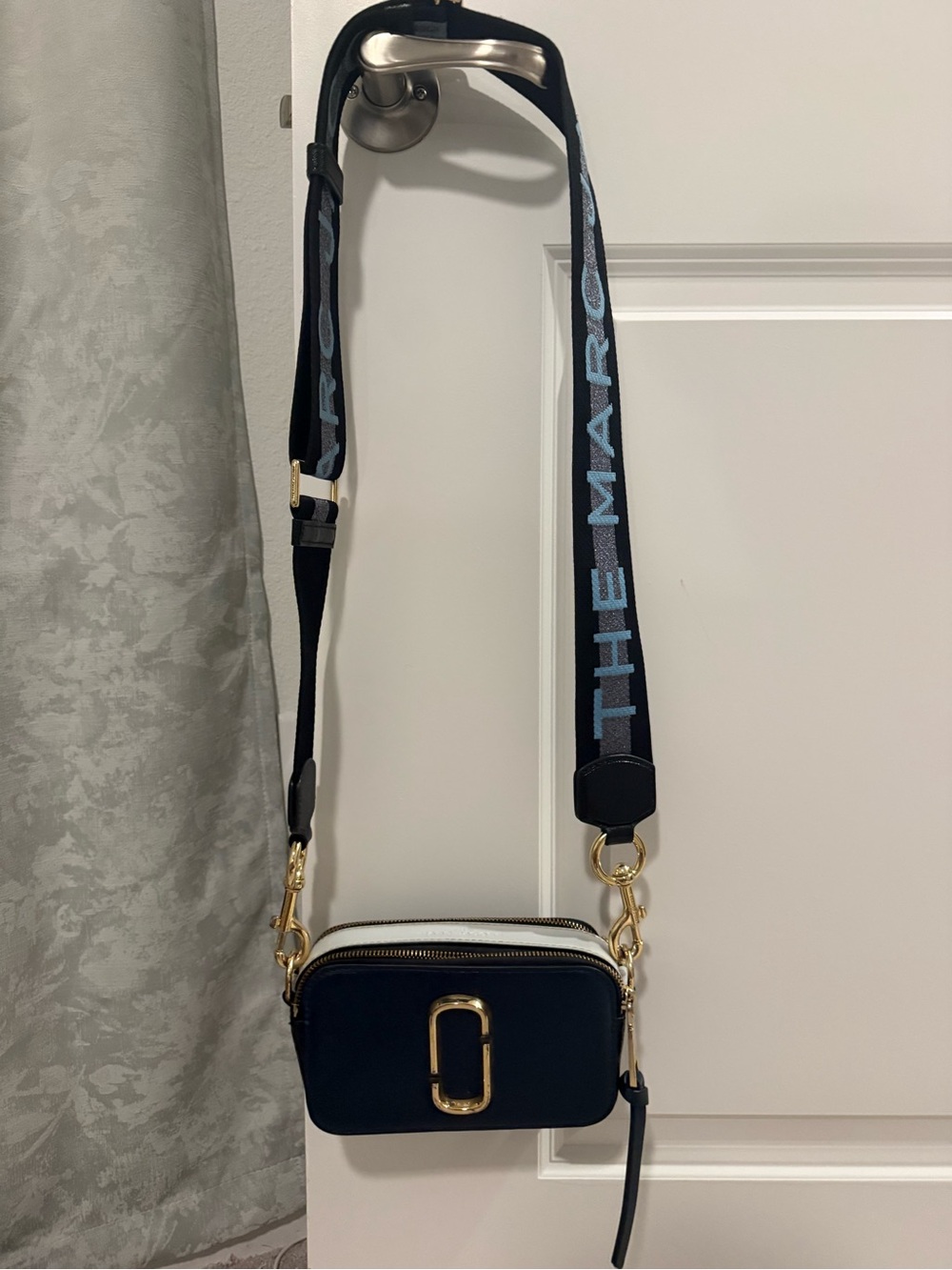 Marc Jacobs Navy and White Crossbody Camera Bag with Branded Strap. Prfct condit